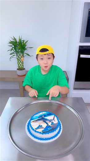 10M views · 139K reactions | #icecream #icecreamrolls #minecraft #egg #cottoncandy #spicysauce #candy #milk #chocolate #chanllenge #cake #chocolatecake #food #chocolatefood #fruits #vs #funny | Ethan Funny Family | Facebook