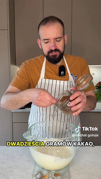 Serniko-brownie - wilgotne brownie i kremowy sernik w jednym cieście Jeśli szukasz przepisu na serniko-brownie, czyli brownie z masą serową, to zapisuj od razu. To ciasto łączy mocno czekoladowe brownie z kremową warstwą sernika i wychodzi naprawdę konkretne. Idealne ciasto do kawy, na weekend, na gości albo po prostu wtedy, kiedy nie możesz się zdecydować, czy masz ochotę na sernik czy brownie. Składniki na brownie: 200 g gorzkiej czekolady 200 g masła 3 jajka 180 g cukru 20-25 g gorzkiego kaka