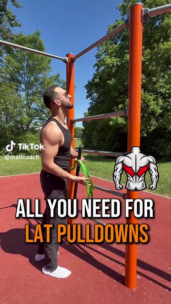 All You Need for Lat Pulldowns 💪 Turn any place into your own lat station. Just a resistance band and a bar. Save this exercise for later. 💪 4 Week Band Program (Own Program) Link in Bio #lats #backworkout #workoutanywhere #resistanceband