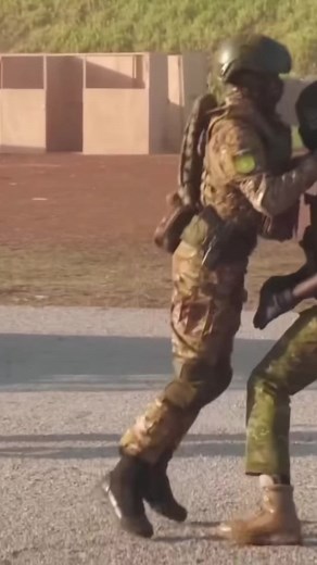 Hand to hand combat😳🔥#military #militarylife #militarytiktok #viral #viralvideo #fyp #foryoupage #respect #badass #takedown