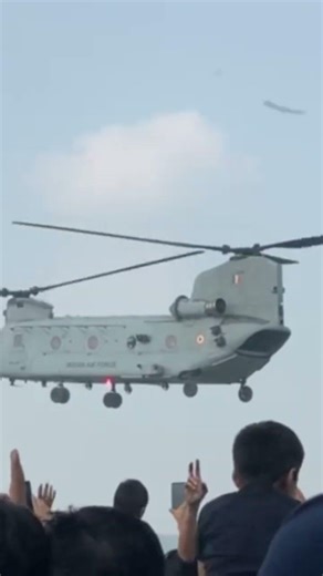 Indian Air Force Chinook Helicopter Low Flypast 🔥 | Amazing Airshow Moment