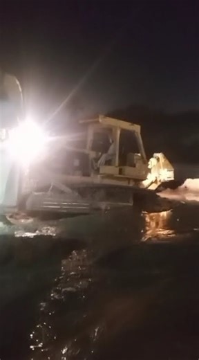 Caterpillar Bulldozer Blade Damage 😱 Real Rescue Footage 🚜 Another Machine Rushes for Emergency Help