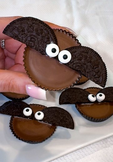 Easy No-Bake Halloween Reese's Bat Treats