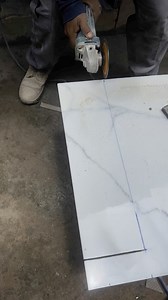 Cortando porcelanato..👷🏻‍♂️👍 #albañilviral #albañilsalvadoreño #albañil #humorviral #lomasviraldelmomento #metodo #maestrodeobra #aprende | Albañil salvadoreño