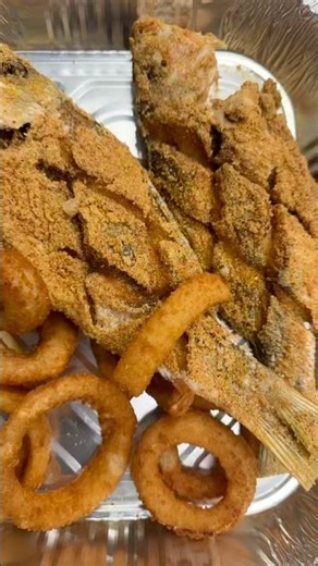 Fried red snapper and onion rings with creamy pasta