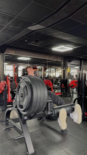 all the other leg extensions were broken #workout #legs #lower