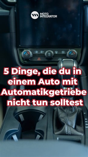 5 Dinge, die du in einem Auto mit Automatikgetriebe nicht tun solltest: 1. Schalte nicht bei jedem Halt auf "P" Die Regel ist einfach – den Wählhebel auf „P“ stellt man nur, wenn man am Ziel angekommen ist und parkt oder bei längeren Stopps, z. B. vor einem Bahnübergang. Bei kurzen Halten, etwa an Zebrastreifen oder roten Ampeln, sollte der Hebel auf „D“ bleiben und man hält das Fahrzeug einfach mit dem Fuß auf der Bremse. 2. Schalte während der Fahrt nicht auf „N“ Einige Fahrer, die an ein Scha