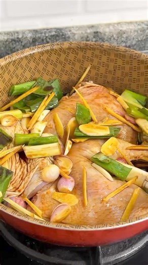 Resepi Ayam Kicap Hong Kong by firhanmci6 via recipe.cookingqu BAHAN: 3 ketul besar peha ayam 6 biji bawang merah 6 butir bawang putih 1 ibu jari halia 2 batang daun bawang BAHAN-BAHAN AIR SOS UTAMA: 100 ml air 3 sudu besar kicap manis 3 sudu besar kicap KONTEN 2 sudu besar minyak bijan 1/2 sudu kecil cuka 2 sudu besar sos tiram 1/2 sudu kecil serbuk stok 1/2 sdt lada 1/2 sudu kecil perisa 1 sudu kecil gula Bahan-bahan sos cili halia: 100 ml air 3 keping lada cayenne 1 butir bawang putih 1/2 bij