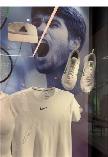 The Wimbledon Lawn Tennis Museum features a dedicated fashion exhibit that chronicles the evolution of tennis attire, displaying original objects and clothing donated by top stars and past champions. You can see various iconic outfits from different eras, including those worn by champions such as: Roger Federer Rafael Nadal Carlos Alcaraz Serena Williams Andy Murray Billie Jean King #Wimbledon #tennis #federer #fyp #parati