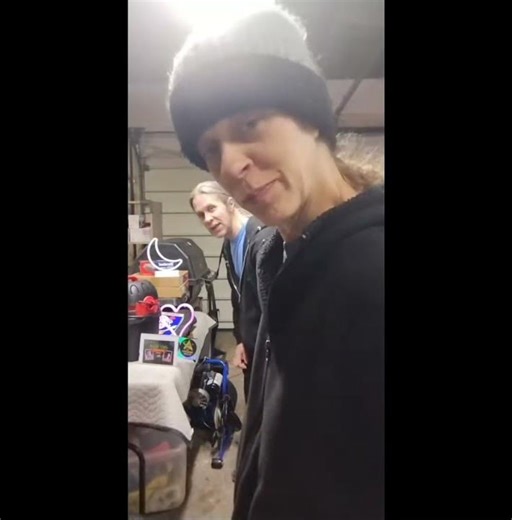 Sarah taps in for 25 squats! Hooray 💯🤍