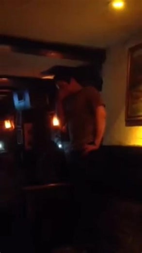 A Jimmy se le quiebra la voz hablando. Amiga: Eres un bebé. #Flashback | Jimmy Fallon Latin America FANS