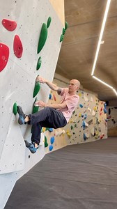 BOULDER BETA 📼 Schon die neuen Boulder in der unteren Boulderhalle vom Montag entdeckt? ✨ 🧗‍♂️ @thomaslindinger 🪨 @captaincruxholds / @climbholds 💚 Level 5 📍 Lange Wand Links #bouldering #climbing #boulderbeta #bouldern #boulder #bouldergym #bouldertraining #intendedbeta #beta #enjoythemovement #training #routesetting #routesetter #climbingholds #klettern #bouldern #climbinglife #boulderinglife #boulderlife | DAV Kletter- und Boulderzentrum München