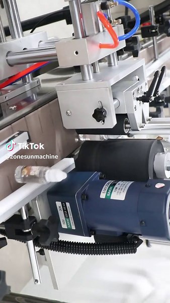 1. Improve efficiency and save manpower Automatic labeling machines can achieve continuous and high-speed labeling, greatly improving production efficiency, and the speed is several times faster than manual labeling. 2. High labeling accuracy The use of highly sensitive photoelectric sensors and intelligent control systems ensures that each label can be accurately attached to the set position to avoid problems such as skewness and bubbling. 3. Support a variety of labels and containers Whether i