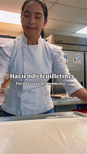 Andrea Avila on Instagram: "Comenta receta y luego revisa tu DM… Preparación: Se bate a mano o e batido hasta obtener la mezcla como se muestra en el video (escucha el orden en el video) Se extiende la mezcla sobre papel encerado o mat de silicon y se lleva al horno en una bandeja a 350 F por 8 minutos . Es muy importante que la masa quede bien extendida o de lo contrario quedará como trozos de galletas gruesa y el feuilletine es una galleta fina, lisa y delicada. Puedes almacenarlo en un bolsa 