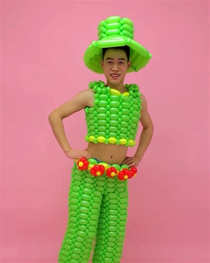 Turning balloons into unique outfits! ✨👏 | Lilyon