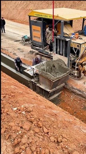 Amazing Machine That Builds a Concrete Canal in Minutes