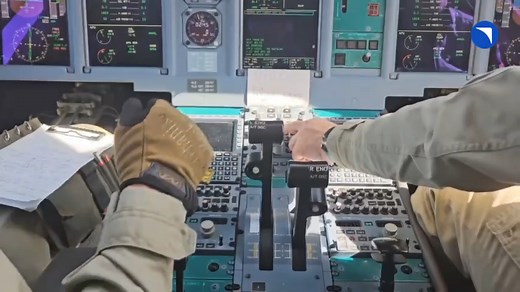 首架搭载俄罗斯国产PD-8发动机的SJ-100完成了第二次试飞，此次试飞主要是测试发动机的空中启动与关闭。飞行时长达124分钟，飞行高度达7600米。