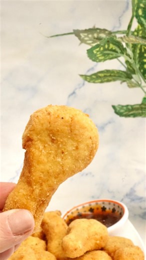 Sabrina Onorato 🇦🇷 Recetas fáciles on Instagram: "PATITAS DE POLLO CASERAS: 😉 Son muy fáciles de hacer, ricas, sanas y por sobretodo sabemos lo que le estamos poniendo!!👏👏 Te paso la receta 👉 🔸INGREDIENTES: (Para 13 patitas) 1 Suprema de pollo CRUDA, 1 yema de huevo, 50 g de queso rallado, 1 cucharadita de sal, 2 cdas de mostaza 2 cucharadas de maicena, 1 cucharada de pan rallado 🔸PROCEDIMIENTO : Procesar el pollo, junto a la yema, la mostaza, maicena, queso, pan rallado, sal, pimienta