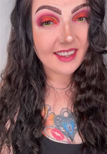 Neon Liner: The Trending Cut Crease Technique