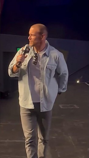 Sam Heughan singing with the fans