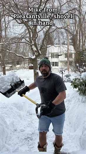 NY man seen clearing snow in T-shirt and 'jorts' | News 12