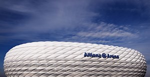Euch interessiert, was in der Allianz Arena hinter den Kulissen abläuft? Das Inside lässt euch einen typischen Tag miterleben. Der erste Teil erscheint heute Abend um 20 Uhr auf fcbayern.tv/live. 🎥 | Allianz Arena
