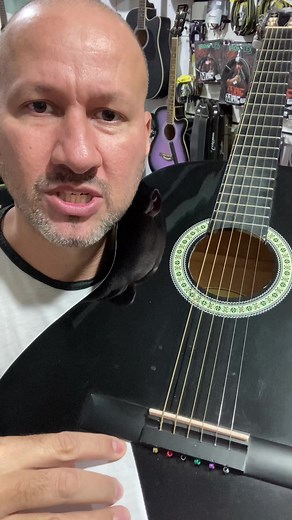 Posso colocar cordas de aço em violão de nylon?
