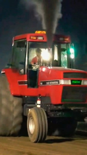 🔥 CASE INTERNATIONAL EN MODE FUSÉE ! 💥 CASE INTERNATIONAL qui ARRACHE la piste ! Smoke, puissance, son… le vrai tractor pulling comme on l’aime ! 🚜💨 Ce tir-là mérite d’être vu PARTOUT. 👇 Team CASE ? Lâchez un 🔥 dans les commentaires ! 🎥 JC Pulling Videos ASTTQ • Tractor Pulling Québec & USA #caseinternational #caseih #tractorpulling #truckpulling #ASTTQ #jcpullingvideos #pullingpower #blacksmoke #dieselpower #enginemonster #motorsports #farmerslife #quebec #canada #usa #viralreels #reelsq