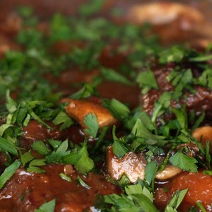 O boeuf bourguignon do filme "Julie e Julia" é um prato que deixa qualquer um cheio de coragem. Isadora Becker prepara essa receita que vai te deixar com muita água na boca! 🥩🍷 Assista a mais episódios em: https://www.tastemade.com.br/programas/comida-de-cinema Para mais vídeos, inscreva-se no nosso canal do Youtube 🎬 https://www.youtube.com/tastemadebr | Tastemade Brasil
