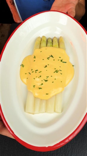 Asparagus with hollandaise sauce #recipe