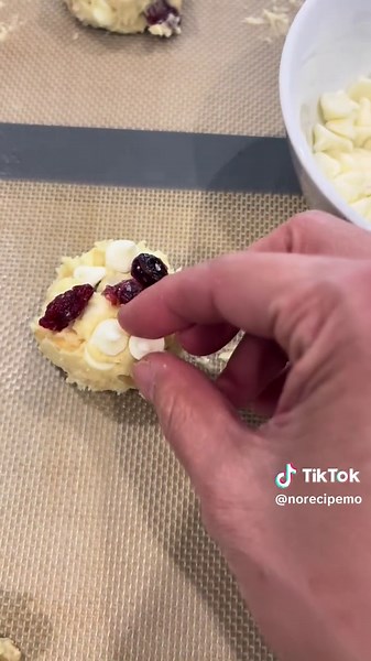 First time making cranberry white chocolate macadamia nut cookies — and my first time using cornstarch in a cookie recipe. The result? Soft, chewy, and absolutely amazing! Definitely a game-changer 🍪✨ #HomeChef #EasyRecipes #CookingHacks #QuickMeals #Foodie #Delicious #Yum #30MinuteMeals #BudgetMeals #HealthyEating #MealHack #FromScratch #Homemade #DIYFood #ScratchCooking #HomeCooking #ViralRecipe #FoodTrend #RecipeHack #LifeHack #FoodMagic #DidYouKnow #TryThis #SaveThisRecipe #CookingTips #Foo