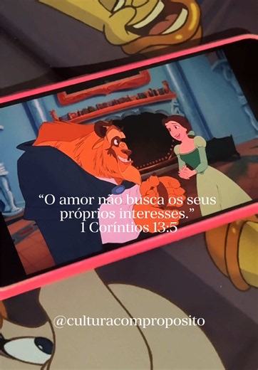 Há uma frase em 1 Coríntios 13 que sempre me faz pensar: “O amor não busca os seus próprios interesses.” (1 Coríntios 13:5) Quando assistimos a A Bela e a Fera, é fácil lembrar da transformação da Fera. Mas, para mim, a história começa a mudar muito antes disso. Ela começa quando ele aprende a olhar para Bela não como alguém que poderia satisfazer seus desejos, mas como alguém que merecia ser amada e servida. Talvez por isso uma das minhas cenas favoritas seja a da biblioteca. Ao perceber o quan
