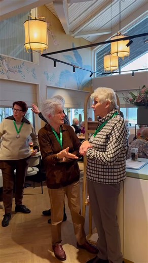 𝗦𝗮𝗺𝗲𝗻 𝘁𝗲𝗴𝗲𝗻 𝗲𝗲𝗻𝘇𝗮𝗮𝗺𝗵𝗲𝗶𝗱 Vandaag genoten we met ouderen uit Albrandswaard van een gezellige kroketten lunch bij Abel. ✨ Een warme Kom Erbij-middag van Esperanza vol lekkere kroketten, fijne gesprekken en nieuwe ontmoetingen. Waaronder de aanwezigheid van de brandweer en burgermeester @ceespillejr Want verbinding begint met iets kleins: samen aan tafel zitten, een lach delen of gewoon even tijd maken voor elkaar. Niemand hoeft er alleen voor te staan – iedereen is welkom. Met 