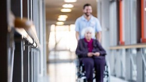 Gewalt in der Pflege - beleidigt, gemobbt, vernachlässigt