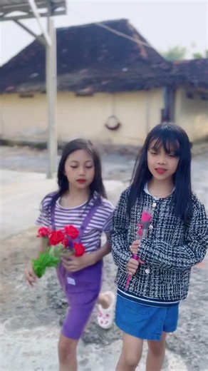Giesta and Gisela meet a land crocodile guy ❤️🥰#shortsfeed #shortvideo #shorts