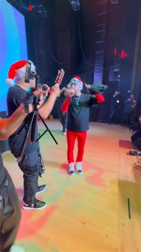 It’s a wonderful feeling, feel the love in the room from the floor to the ceiling 🙌 it’s that time of year! 🎄THANK YOU DES PLAINES for an incredible night! What a moment to be able to sing this iconic Christmas song together in 2025 🔥 | O-Town