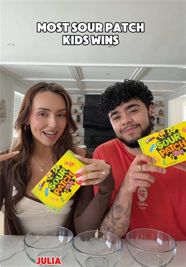 Sour Patch Kids Challenge: Who Wins? 🍬