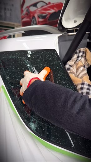 【師傅 POV｜這片小小玻璃，其實最不好換】 這片看起來不大的玻璃， 其實比擋風玻璃更吃經驗。 很多人看到它破了，第一個反應都是： 「這不是很小一片嗎？應該很好處理吧？」 但從師傅的角度來看， 後三角窗玻璃，反而比大片的前擋玻璃更難換。 為什麼？ 因為這一片是 強化玻璃： ✔ 破裂後會碎成顆粒狀，無法整片取下 ✔ 面積小、角度多，施工空間有限 ✔ 周圍結構複雜，對車體密合度要求高 ✔ 施工時還必須全程保護車身，避免刮傷 不像前擋玻璃有相對標準的結構可以對位， 後三角窗每一台車的角度、弧度、邊框都不同， 靠的不是流程，而是長時間累積的經驗。 如果破掉後沒有處理好，會發生什麼？ 很多問題不會馬上出現，而是慢慢發生： ▪ 洗車、下雨時開始滲水 ▪ 行駛中出現風切聲、異音 ▪ 高速行駛時車內氣密性下降 ▪ 冬天或下雨天更容易起霧 看起來只是「換一片玻璃」， 實際影響的，卻是整台車的 密合度、安全性，還有行車的安靜程度。 📍 在景文汽車玻璃 不論是前擋、後擋， 還是這一片常被忽略的後三角窗， 我們都用同一個標準看待—— 安全，沒有大小之分，也沒有位置之分。 專業信任感型 #師傅POV#汽車玻璃