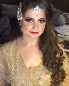 How freakin beautiful she looks ✨✨ Gave her brown smokey eyes with ruby red lips to complement her Rimple and Harpreet Narula gold lehenga on her sagan. Make up and hair Rashi Sehgal Studio Bride @shreyabhandoh ———————————————————— Bookings 📲 9871774779 ———————————————————— #brownsmokeyes #noedit #nofilter #redlips #goldlehenga #pakistanilook #gorgeousbridetobe #flawlessskin #flawlessmakeup #glowingskin #dewymakeup #luxurywedding #luxurydressing #destinationwedding #beachwedding #bridalmakeupar