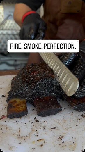 8 hours. One fire. No shortcuts. 🔥 This is Texas low & slow BBQ — black beef ribs smoked to absolute perfection. The bark is dark, the smoke ring runs deep, and the meat? It doesn’t just fall off the bone… it melts the moment it touches your fork. At Fire & Smoke, we believe in the craft — real wood, real time, and real flavor. No rush. No gimmicks. Just authentic Texas-style barbecue, cooked low and slow until every bite tells a story of fire, smoke, and patience. Whether you’re a BBQ lover, p
