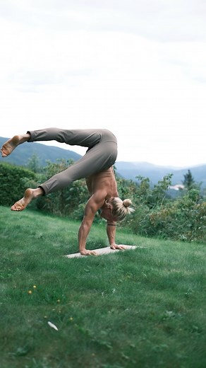 140K views · 1K reactions | Full handstand bend circle  Transitions between the back bends and side bends are 掠 #handstand #backbend #yoga #mobility #cirque | Berg Movement | Facebook