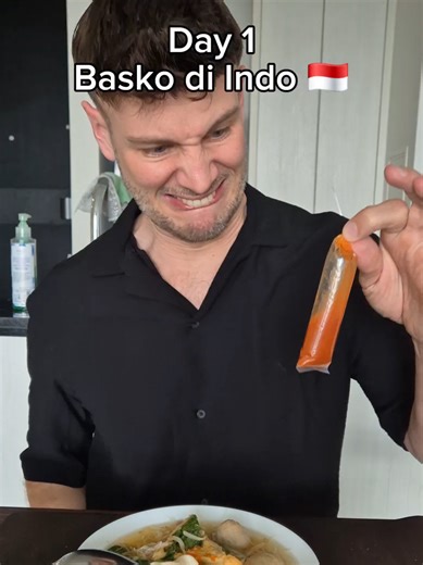 Aku melakukan semua ini… demi bakso. 🍜 Bakso tanpa sambal itu dosa? 👇😂 Day 1 di Indonesia: makan pakai sendok. Sekarang: sambal level neraka. Follow kalau mau lihat bule ini jadi makin Indo 🇮🇩 #bakso #Indonesia #makananviral #bule #fyp