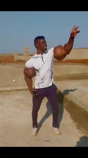 Hulk Africano: O Verdadeiro Gigante da Musculação | #synthol #cacador_4 #bodybuilder #musculos
