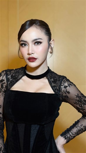 Rossy Pramita on Instagram: "@mahaliniraharja ✨❤️ Lip @wardahbeauty Glasting shade 01 & 06 SkinPrep @esteelauderid Cushion @skintificid Vanilla 01 Loose Powder @lauramercier Compact Powder @maccosmeticsid studio fix 15 Blush on @wardahbeauty exclusive blush on coral peach & Dior Rosy pink Eyelashes @glamboxworld @glamboxbeautystore #5 & @kyliseworld Ellora Eyeshadow @anastasiabeverlyhills"