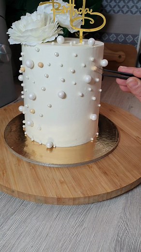 #layercake #smbc #buttercream #cakedecoratingtutorial #buttercreamcake #birthdaycake #cakedesign #cremeaubeurremeringuesuisse #cremeaubeurre