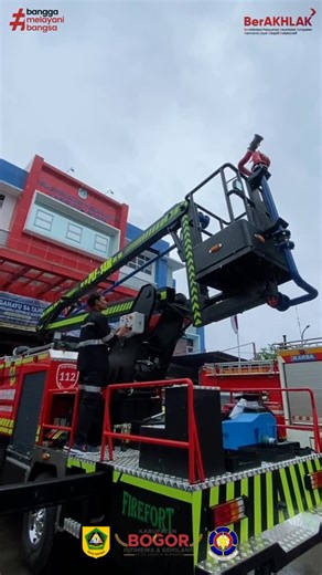 DISDAMKARMAT KABUPATEN BOGOR on Instagram: "Peningkatan Sarana dan Prasarana Penanggulangan Kebakaran 🚒 Dinas Pemadam Kebakaran Kabupaten Bogor terus berkomitmen meningkatkan kesiapsiagaan dan kualitas pelayanan kepada masyarakat. Komitmen tersebut diwujudkan melalui penambahan 2 (dua) unit kendaraan Platform Fire 14 Meter – Double Cabin (Skylift), yang memiliki kemampuan operasional untuk menjangkau bangunan bertingkat serta mendukung proses evakuasi dan pemadaman pada situasi darurat berisiko