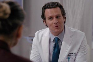 Jonathan Groff is a Bizarrely Accommodating Plastic Surgeon on ‘And Just Like That’