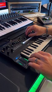 The Donner L1 synthesizer is a Great instrument for lead melodies 🎛️💙 Get it with 15% OFF with the code SteveM (link in BIO⬆️) #synthesizers #sounddesigner #inspiration #analogsynth #musicproducer | Stephan Endemann