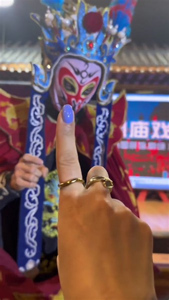 Experience Sichuan Opera's Face-Changing Performance