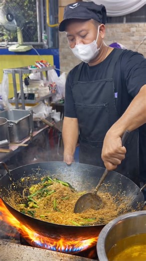 Pad See Ew Stir Noodle Master - Thai street food